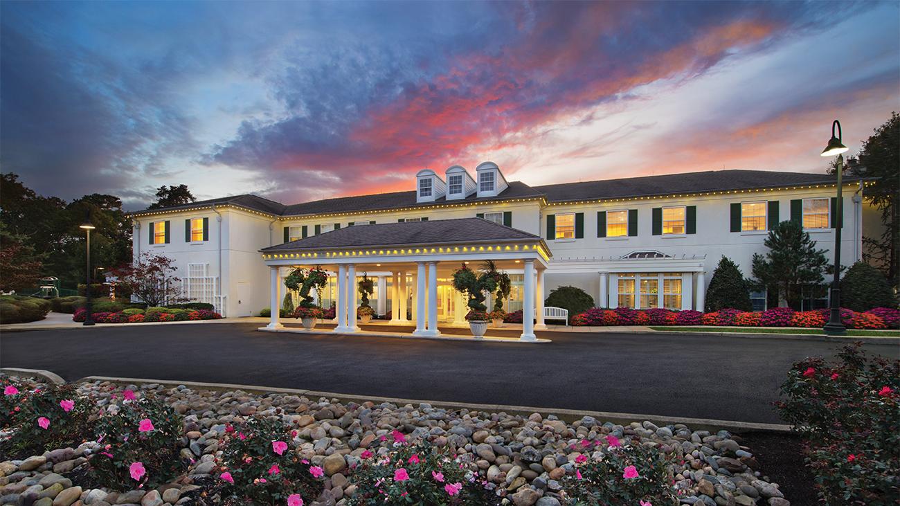 Main entrance and drive in front of Marriott's Fairway Villas timeshare resort